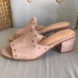 Madeline faux gray suede studded slip on sandals chunky heel Sz 9.5 comfy casual